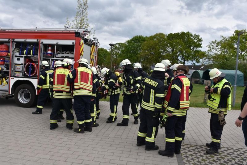 Feuer groß, Menschenleben in Gefahr (F3Y)