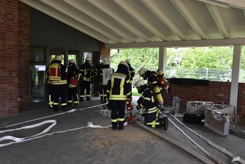 Feuer groß, Menschenleben in Gefahr (F3Y)