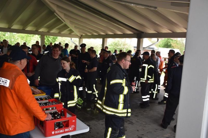Feuer groß, Menschenleben in Gefahr (F3Y)