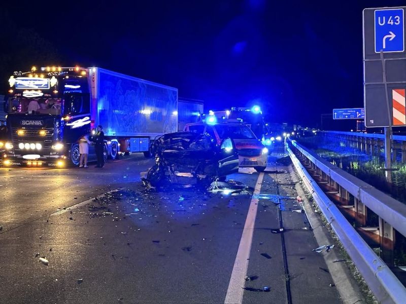Kraftfahrzeugbrand klein, Menschenleben in Gefahr (FK1#Y)